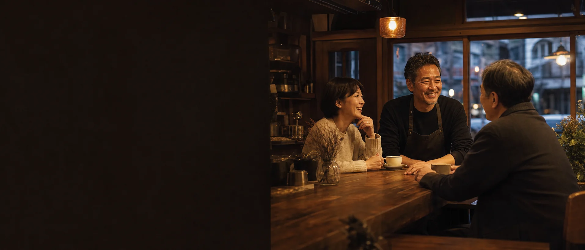 夕方のカフェで店主と常連客が穏やかに会話する様子